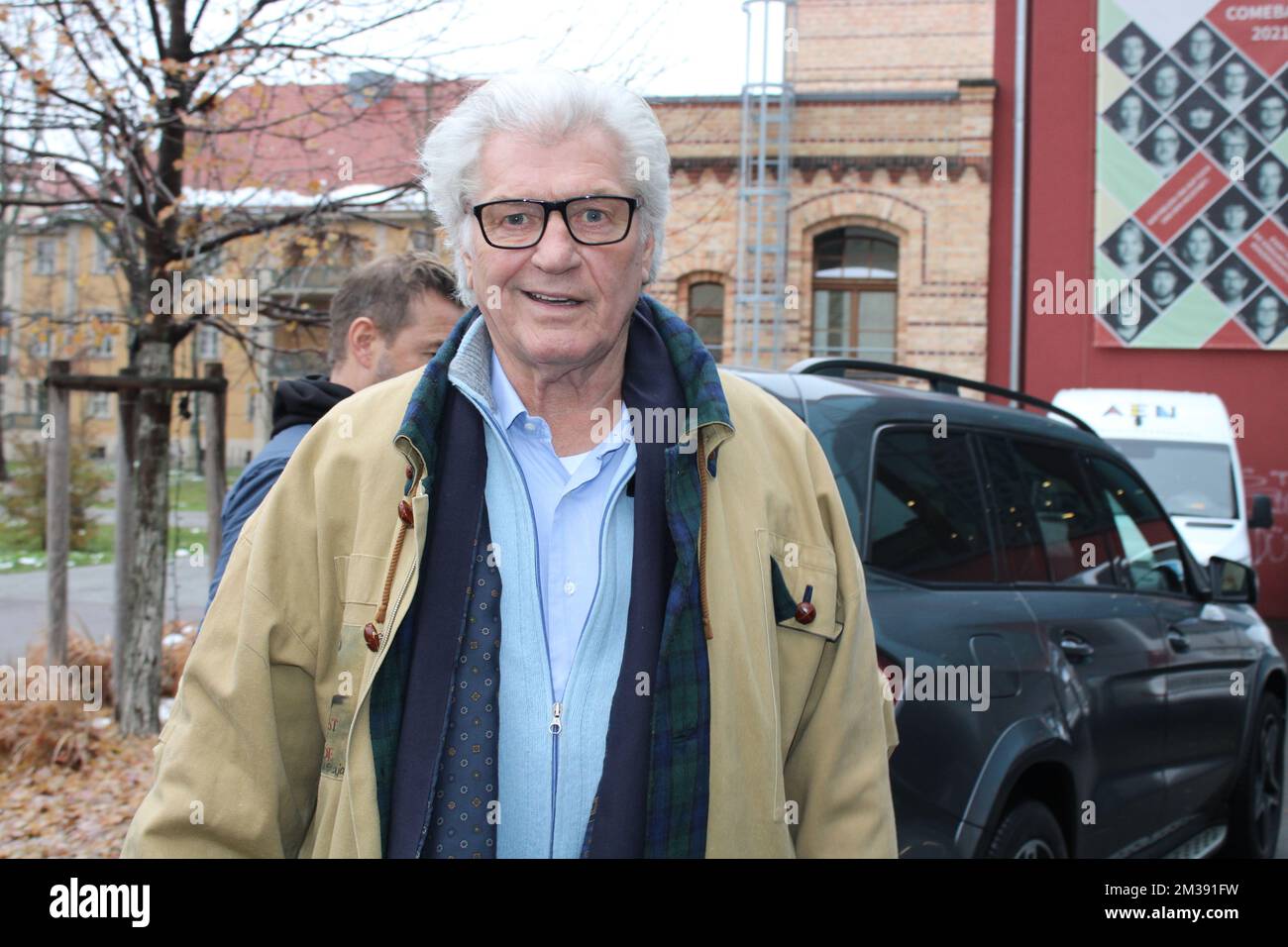 Adolf Michael Hartl bei der Ankunft zu `Weihnachten mit Marianne & Michael` im Steintor Variete. Halle (Saale), 05.12.2022 Stock Photo
